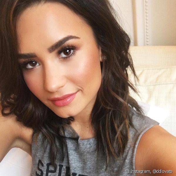Os looks para o dia de Demi Lovato s?o igualmente caprichados e mais equilibrados para entregar uma proposta mais leve no visual (Foto: Instagram @ddlovato)